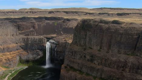 Palouse-Falls-in-the-scablands-of-eastern-Washington-state-in-late-summer