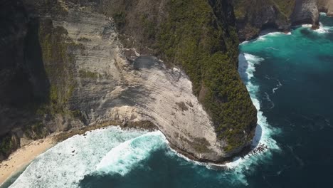 Luftaufnahme-Des-Touristischen-Hotspot-Kelingking-Beach-Auf-Nusa-Penida,-Indonesien-An-Einem-Sonnigen-Tag-Und-Mit-Kristallklarem-Wasser