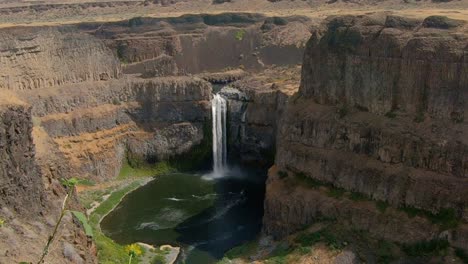 Palouse-Falls-in-the-scablands-of-eastern-Washington-state-in-late-summer