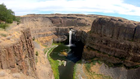 Palouse-Falls-in-the-Scablands-of-eastern-Washington-state-in-late-summer