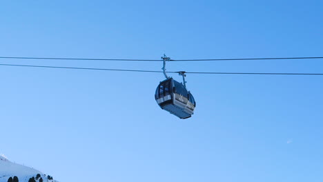 Cable-car-view-from-ground-with-cars-passing-each-other,-static-shot