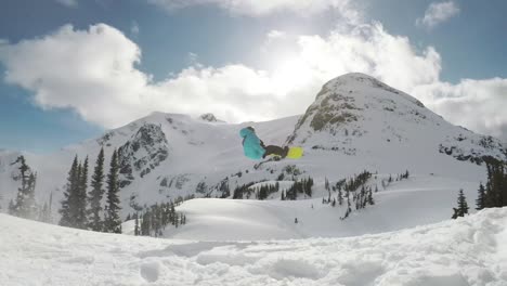 Snowboarder-Girando-Un-360-Con-Un-Agarre-Sobre-Un-Salto-En-El-Backcountry