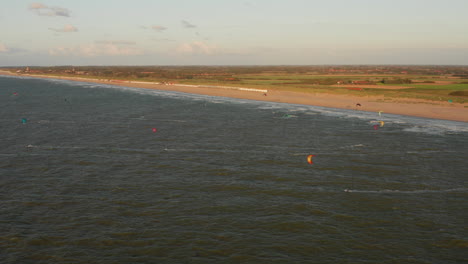 Kitesurfer-Nahe-Dem-Strand-Von-Domburg-Während-Des-Sonnenuntergangs