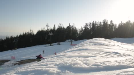 Snowboarder-Girando-Un-540-Con-Un-Agarre-Sobre-Un-Gran-Salto-En-El-Parque-De-Nieve