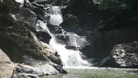 Srilankischer-Wasserfall-Namens-Kahanawita-Ella