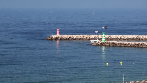 Villamoura-Hafeneinfahrt-In-Der-Agarve-Portugal-Mit-Booten-Und-Leuchttürmen-An-Einem-Ruhigen-Sonnigen-Morgen