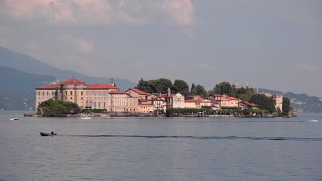 Lago-Maggiore-during-an-overcast-day-in-the-summer