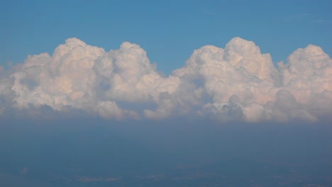 Sich-Langsam-Bewegende-Kumuluswolken-In-Italien