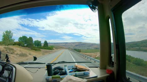 POV-Des-Passagiers-In-Einem-Freizeitfahrzeug,-Während-Er-Durch-Die-Scablands-Des-Bundesstaates-East-Central-Washington-Fährt
