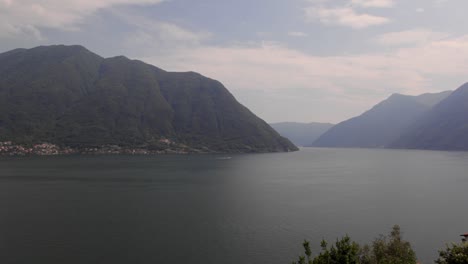 Una-Visión-General-Del-Tranquilo-Lago-De-Como-En-El-Norte-De-Italia