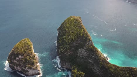 Luftaufnahme-Des-Touristischen-Hotspot-Kelingking-Beach-Auf-Nusa-Penida,-Indonesien-An-Einem-Sonnigen-Tag-Und-Mit-Kristallklarem-Wasser
