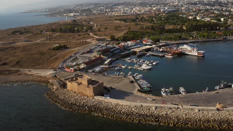 Tomas-Aereas-Del-Puerto-Historico-De-Paphos,-Chipre