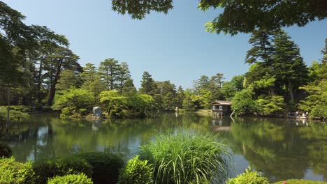 Schöner-Teich-Mit-Einer-Kleinen-Insel-Im-Japanischen-Park-Kenroku-en-In-Kanazawa-City
