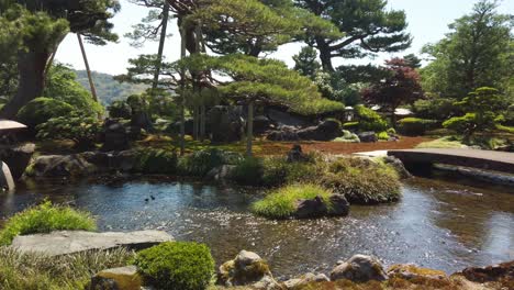 Schöner-Teich-Mit-Einer-Kleinen-Insel-Im-Japanischen-Park-Kenroku-en-In-Kanazawa-City