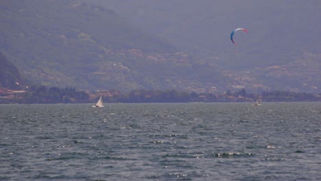 Kitesurfistas,-Windsurfistas-Y-Un-Velero-En-Lago-Como-En-El-Norte-De-Italia
