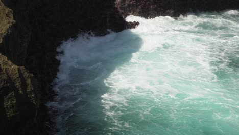 Luftaufnahme-Des-Kristallblauen-Wassers-Von-Angels-Billabong-In-Nusa-Penida,-Indonesien-Mit-Den-Wellen,-Die-Auf-Die-Klippen-Treffen