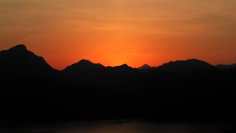 Sonnenuntergang-Hinter-Den-Bergen-Des-Gardasees