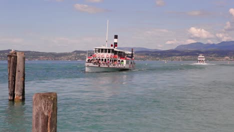 Un-Ferry-Que-Llega-A-La-Ciudad-Histórica-De-Sirmione-En-El-Lago-De-Garda