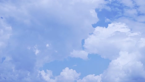 Wolken-4k-Zeitraffer,-Schöne-Weiße,-Flauschige-Wolken,-Die-Sich-Schnell-Am-Sommerhimmel-Bewegen
