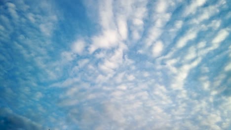 Hypnotisierender-Zeitraffer-Der-Morgendlichen-Wolkenlandschaft,-Altocumulus-Wolkenhintergrund