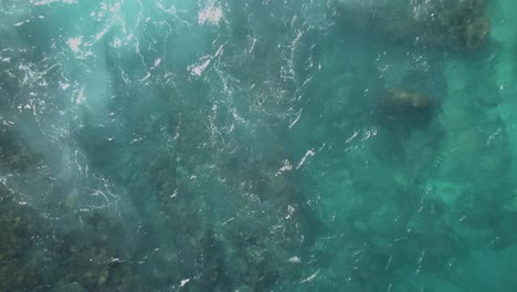 Luftaufnahme-Des-Kristallblauen-Wassers-Der-Gebrochenen-Bucht-In-Nusa-Penida,-Indonesien,-Kameradrehung