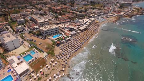 La-Ciudad-Turística-De-Stalis-Con-Resorts-De-Playa-Durante-El-Verano