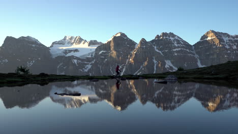 Wanderer-Geht-Entlang-Der-Kanadischen-Gletscherküste-Mit-Spiegelungen-Im-Stillen-See
