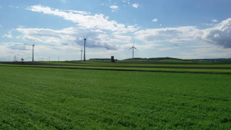 Luftaufnahme-Im-Tiefflug-Von-Windkraftanlagen