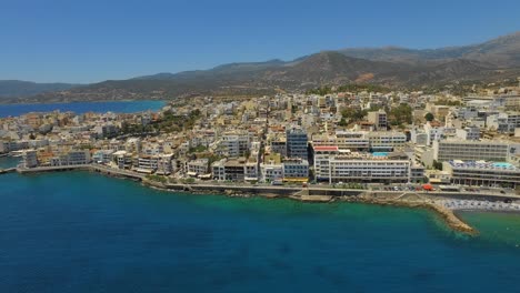 Die-Küstenstadt-Agios-Nikolaos-Auf-Kreta,-Im-Sommer