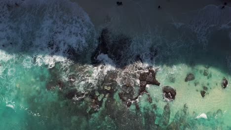 Luftaufnahme-Der-Wellen-Aus-Kristallblauem-Wasser,-Die-Die-Küstenlinie-Des-Diamond-Beach-In-Nusa-Penida,-Indonesien,-Treffen