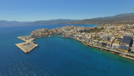 La-Ciudad-Costera-De-Agios-Nikolaos-En-La-Isla-De-Creta,-Durante-El-Verano