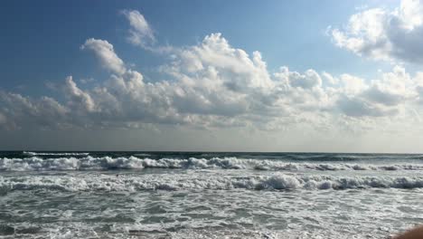 Mar-Tormentoso,-Clima-Ventoso,-Olas-En-La-Playa,-Cielo-Nublado