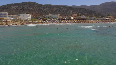 La-Ciudad-Turística-De-Stalis-Con-Resorts-De-Playa-Durante-El-Verano