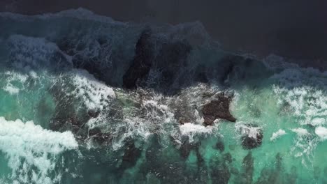Luftaufnahme-Der-Wellen-Aus-Kristallblauem-Wasser,-Die-Die-Küstenlinie-Des-Diamond-Beach-In-Nusa-Penida,-Indonesien,-Treffen