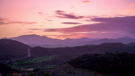 Lapso-De-Tiempo-Púrpura-Naranja-Atardecer-Marbella-Montañas,-Destino-De-Vacaciones,-Nubes-Moviendo-Hermosa-Escena