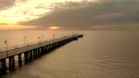Schöne-Luftaufnahme-Sonnenaufgang-Am-Meer