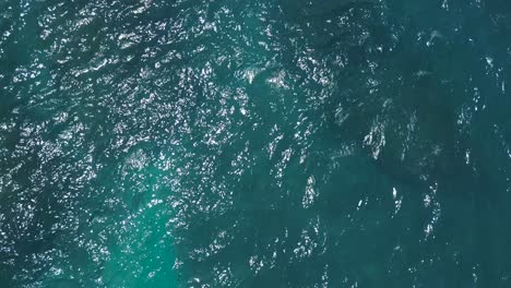 Luftaufnahme-Der-Wellen-Von-Kristallklarem-Wasser-An-Der-Uferlinie-Des-Diamond-Beach-In-Nusa-Penida,-Indonesien