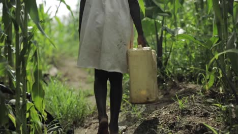 Kind-In-Afrika,-Das-Barfuß-Mit-Wasser-Läuft