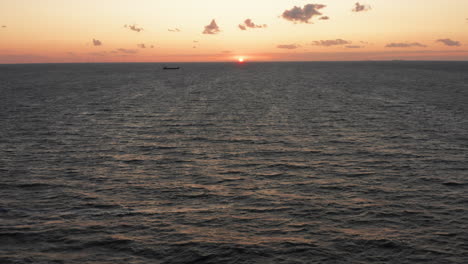 Sonnenuntergang-An-Der-Nordsee-Bei-Domburg-In-Den-Niederlanden-Mit-Einem-Frachtschiff-Im-Hintergrund