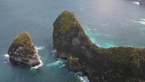 Aerial-view-of-the-tourist-hotspot-Kelingking-beach-on-Nusa-Penida,-Indonesia-on-a-sunny-day-and-with-crystal-blue-water