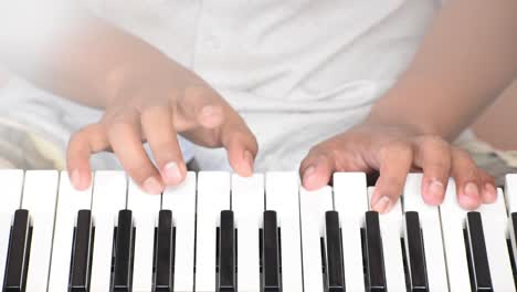 Keyboard-Spielen,-Keyboard-Lernen,-Musikinstrument-Spielen