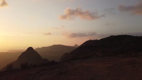Filmische-Sonnenuntergangsaufnahmen-In-4k,-Aufgenommen-Während-Eines-Roadtrips-Mit-Freunden-Nach-Lonavala,-Indien