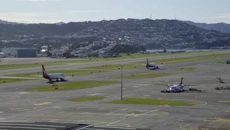 Ein-Qantas-Und-Ein-Air-Nz-Airbus-A320-Flugzeug,-Das-Zu-Und-Von-Den-Gates-Am-Flughafen-Wellington-In-Nz-Rollt