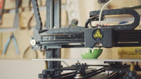 Schwarzer-3D-Drucker,-Der-Grünes-Spielzeugschiff-4k-Druckt