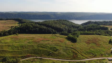 Aerial-Dolly-Shot-über-Den-Hügeligen-Grasfeldern-Und-Bäumen-Neben-Dem-Susquehanna-River-In-Pennsylvania
