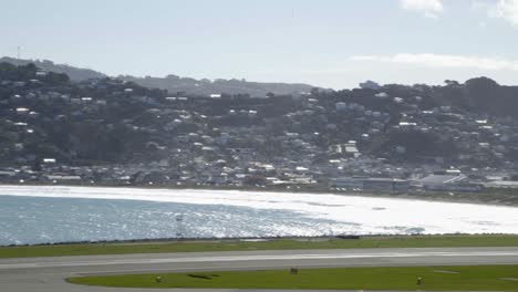 Un-Avión-Cesna-172n-Del-Aero-Club-De-Wellington-Despegando-Del-Aeropuerto-De-Wellington-En-Nz
