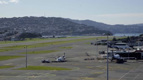 Ein-Flugzeug-Der-Air-Nz-Q300-Landet-Auf-Dem-Flughafen-Wellington-In-Nz