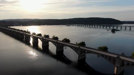 Aerial-push-in-shot-with-traffic-crossing-Susquehanna-River-bridge,-Lancaster-and-York-County-Pennsylvania
