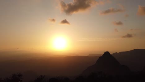 Filmische-Sonnenuntergangsaufnahmen-In-4k,-Aufgenommen-Während-Eines-Roadtrips-Mit-Freunden-Nach-Lonavala,-Indien