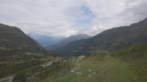 Vuelo-De-Drones-Sobre-Un-Paso-De-Carretera-De-Alta-Montaña-Alpina
